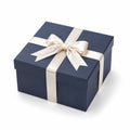 Geschenkbox 25 x 25 x 12 cm aus Karton in Dunkelblau Creme mit Schleife