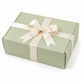 Geschenkbox 30 x 22 x 10 cm aus Karton salbeigrün cremeweiß mit Schleifenband