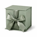 Geschenkbox 20 x 20 x 20 cm aus Karton in Salbeigrün mit Satinband und Deckel