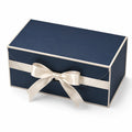 Geschenkbox 30 x 20 x 12 cm aus Karton in Dunkelblau mit Schleifenband