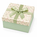 Geschenkbox 25 x 25 x 10 cm aus Karton Creme/Salbeigrün mit Blumenmuster und Schleifenband